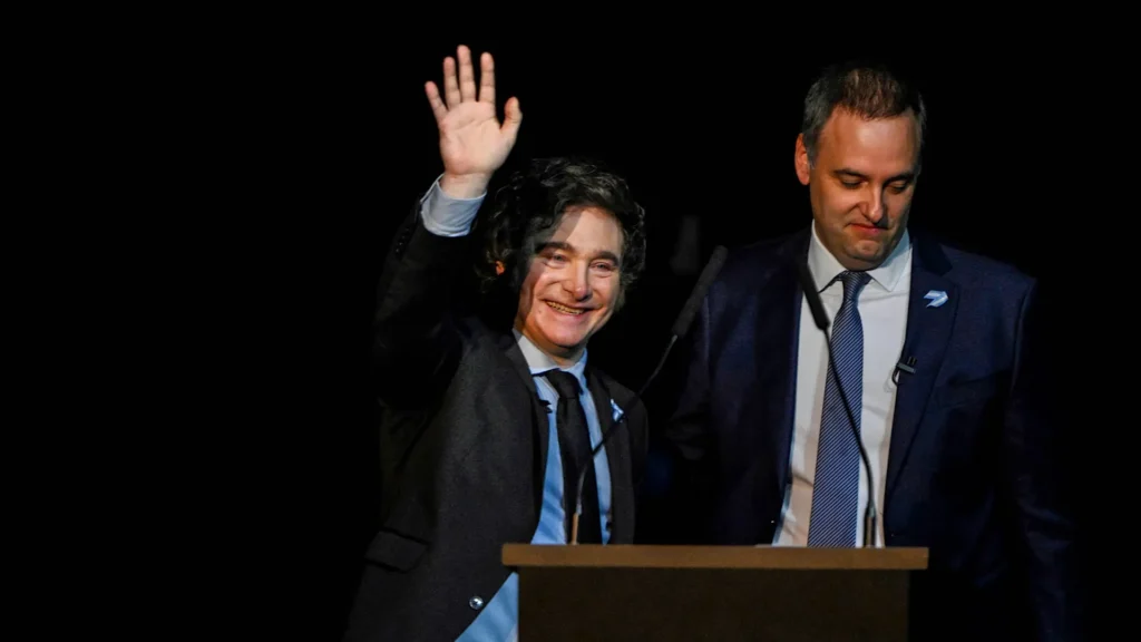 Milei respaldó a Adorni, pero advirtió que lo “eyectará” si la Justicia lo declara culpable