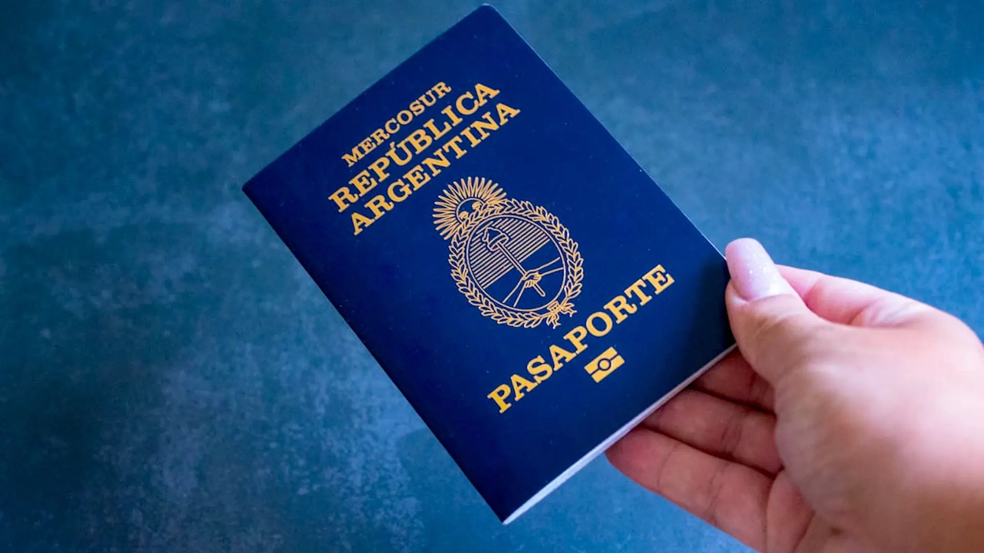 Argentina apuesta a los “pasaportes dorados”: el plan para atraer millonarios e inversiones al país