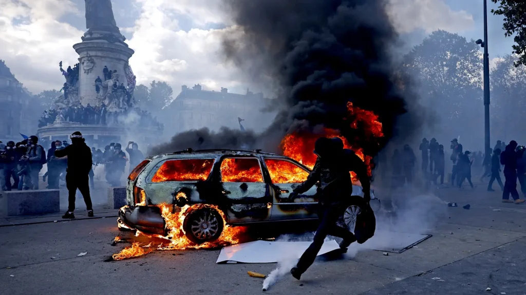 Francia: protestas masivas y una crisis política que golpea a Macron